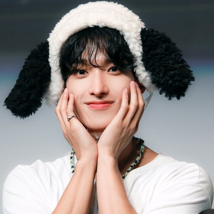 DK onstage with silly hat.