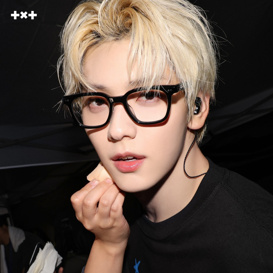 <ACT : TOMORROW> Backstage Photo Sketch - Soob with cute glasses!