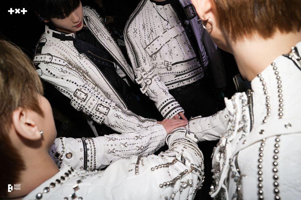 <ACT: TOMORROW> Backstage Photo Sketch - All hands in