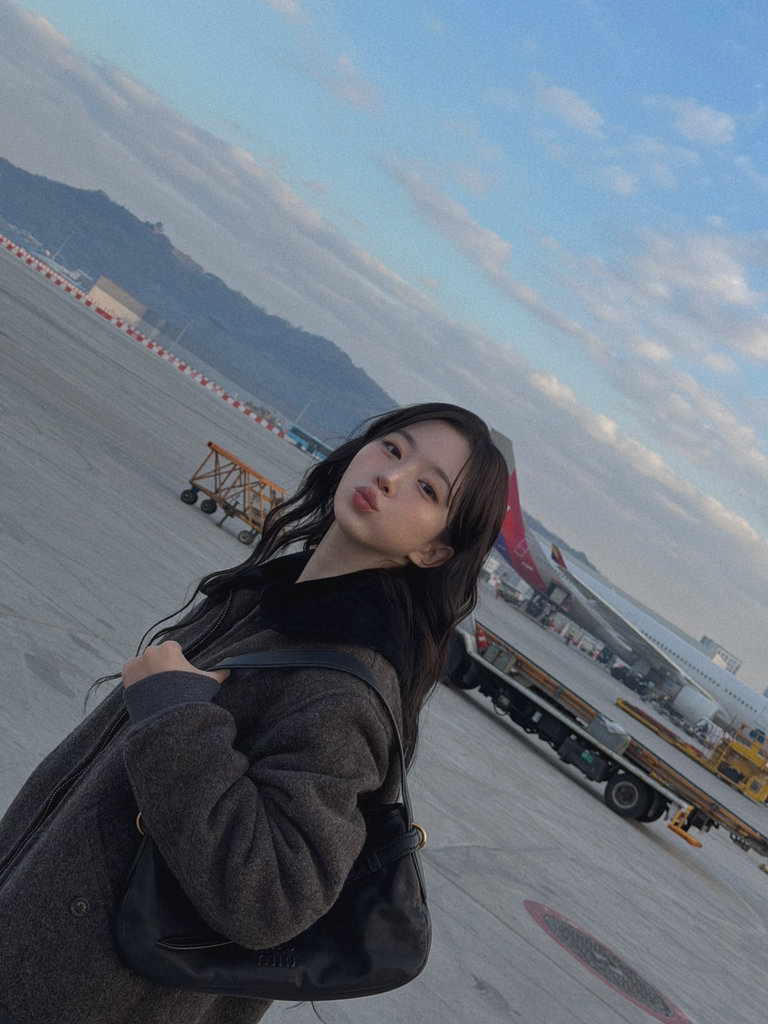 251124 Nmixx Twitter update with Haewon