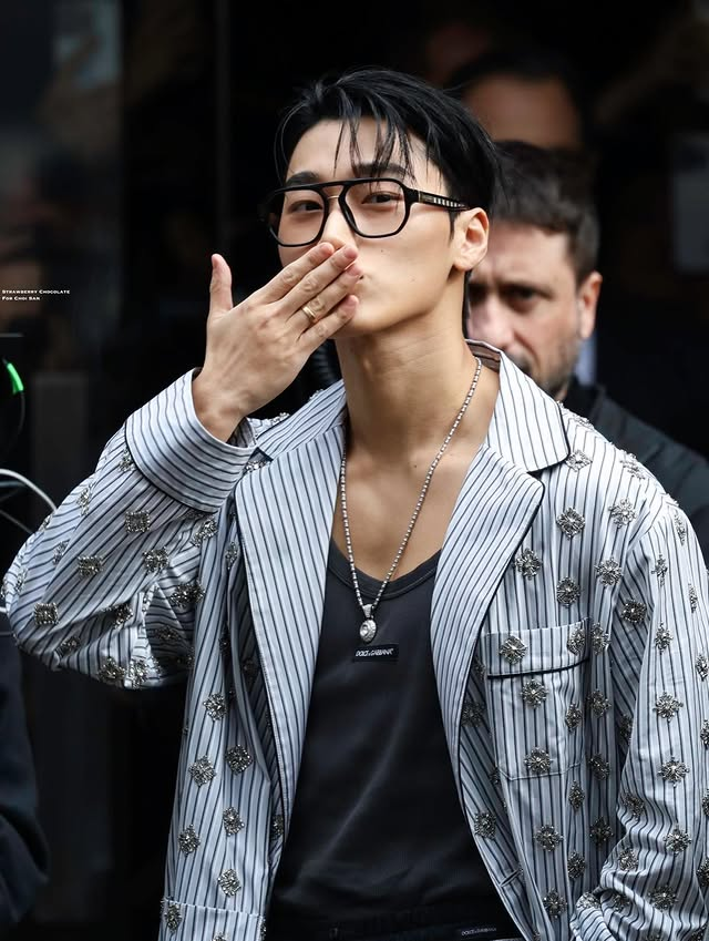 Now he's sending kisses too!? San in his fashun PJ's at Milan Fashion Week