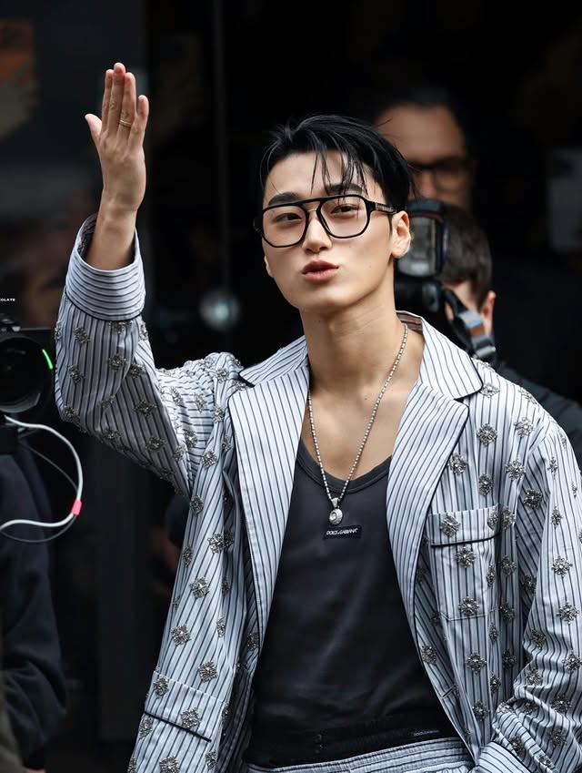 Now he's sending kisses too!? San in his fashun PJ's at Milan Fashion Week