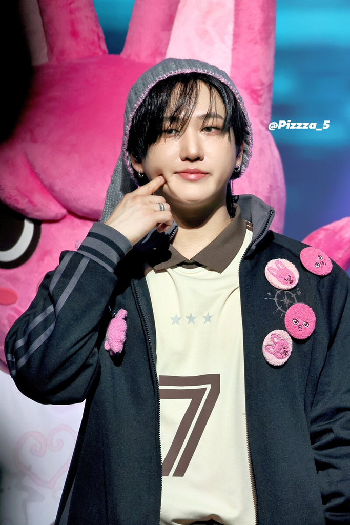 Changbin a 5th Fan meeting. Photo from @Pizzza_5