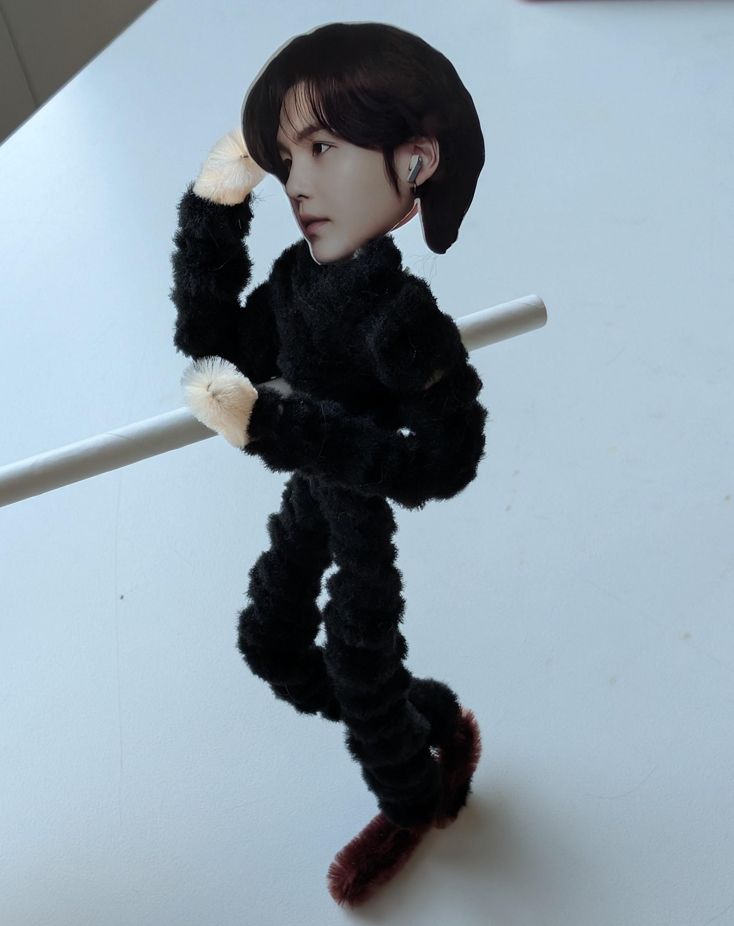 pipe cleaner figure of SUGA styled after the Samsung Galaxy campaign