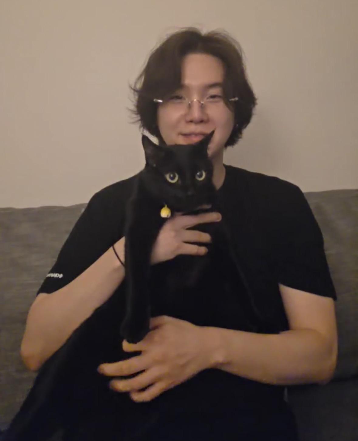 Yoongi with his black cat Tang