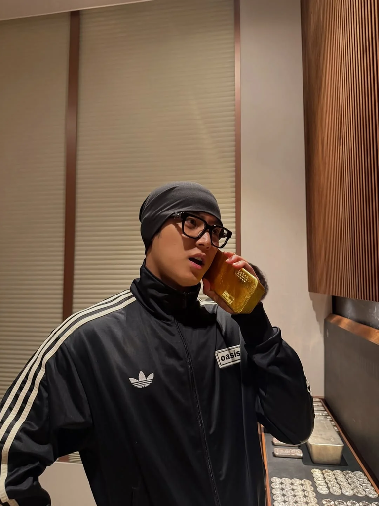 Mingyu goes to the gallery - Instagram Update